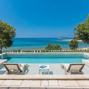 https://luxury-beach-villas-porto-bus.in-istria.net